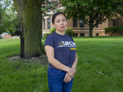 Dina Velásquez Escalante, empacadora de carne y delegado sindical, posa para un retrato en St. James, Minnesota, mientras representa a su sindicato, UFCW Local 663.