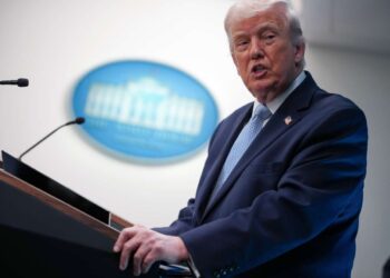 Trump amenaza con encarcelar a periodistas por informar sobre rescate de aviadores