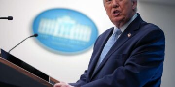 Trump amenaza con encarcelar a periodistas por informar sobre rescate de aviadores