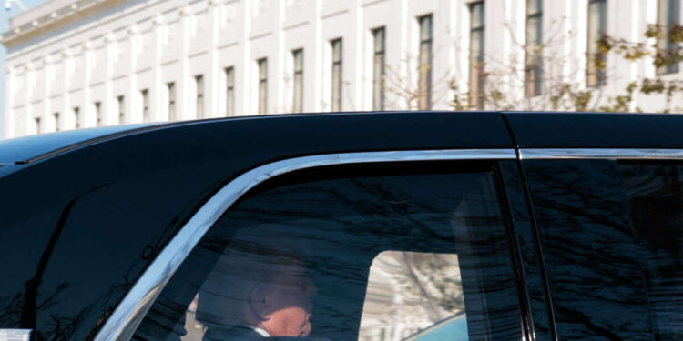 Trump asiste a argumentos en la Corte Suprema después de criticar a los jueces que son “desleales”