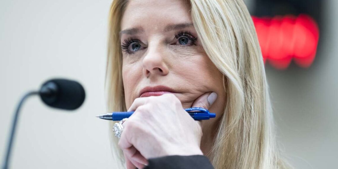 Trump derroca a Pam Bondi, quien deja un legado del encubrimiento de Epstein