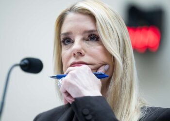 Trump derroca a Pam Bondi, quien deja un legado del encubrimiento de Epstein