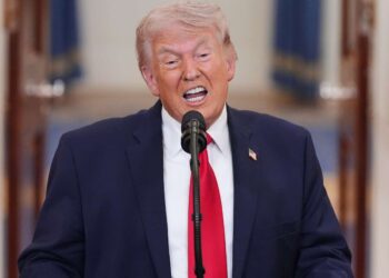 Trump dice que Estados Unidos bombardeará a Irán hasta llevarlo a la “Edad de Piedra”, invocando el bombardeo de Vietnam