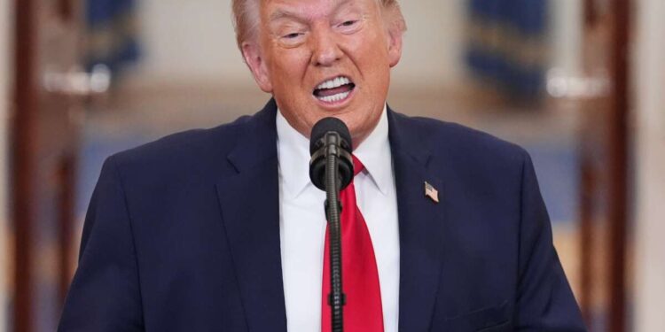 Trump dice que Estados Unidos bombardeará a Irán hasta llevarlo a la “Edad de Piedra”, invocando el bombardeo de Vietnam