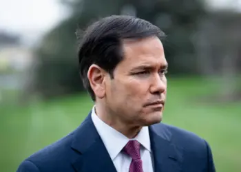 El secretario de Estado Marco Rubio escucha mientras el presidente Donald Trump habla con miembros de la prensa antes de abandonar la Casa Blanca el 20 de marzo de 2026. (Madalina Kilroy/La Gran Época)