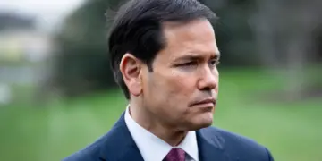 El secretario de Estado Marco Rubio escucha mientras el presidente Donald Trump habla con miembros de la prensa antes de abandonar la Casa Blanca el 20 de marzo de 2026. (Madalina Kilroy/La Gran Época)