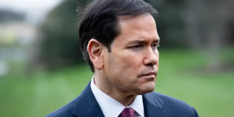 El secretario de Estado Marco Rubio escucha mientras el presidente Donald Trump habla con miembros de la prensa antes de abandonar la Casa Blanca el 20 de marzo de 2026. (Madalina Kilroy/La Gran Época)