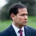 El secretario de Estado Marco Rubio escucha mientras el presidente Donald Trump habla con miembros de la prensa antes de abandonar la Casa Blanca el 20 de marzo de 2026. (Madalina Kilroy/La Gran Época)