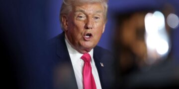 Trump dice que todavía está bloqueando a Irán después de que éste dijera que estaba abriendo el Estrecho