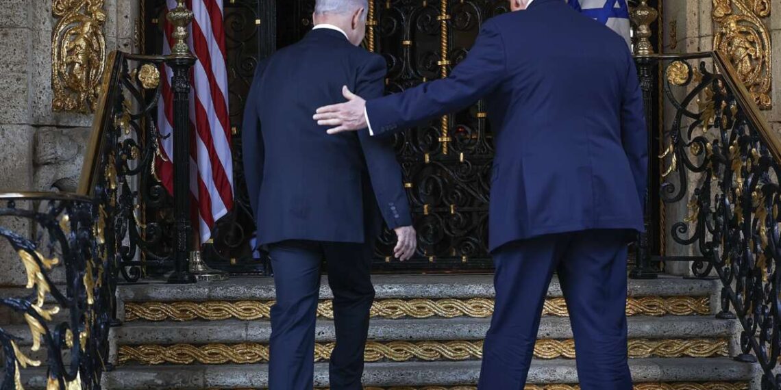 Trump informa más a Netanyahu que a Estados Unidos sobre la guerra con Irán, dice un legislador