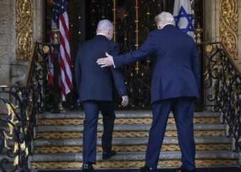 Trump informa más a Netanyahu que a Estados Unidos sobre la guerra con Irán, dice un legislador