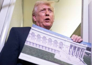 Trump promociona columnas “talladas a mano” en un salón de baile mientras la guerra le cuesta a EE.UU. 10.000 empleos al mes