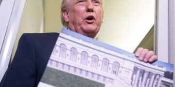 Trump promociona columnas “talladas a mano” en un salón de baile mientras la guerra le cuesta a EE.UU. 10.000 empleos al mes