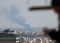 El humo se eleva desde el lugar del ataque en Teherán el 1 de abril de 2026. Un periodista de la AFP informó de varias grandes explosiones en el oeste de la capital iraní, Teherán, el 1 de abril por la tarde. Israel dijo anteriormente, el 1 de abril, que había atacado varios objetivos en Teherán.