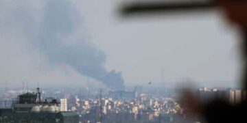 El humo se eleva desde el lugar del ataque en Teherán el 1 de abril de 2026. Un periodista de la AFP informó de varias grandes explosiones en el oeste de la capital iraní, Teherán, el 1 de abril por la tarde. Israel dijo anteriormente, el 1 de abril, que había atacado varios objetivos en Teherán.