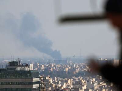 El humo se eleva desde el lugar del ataque en Teherán el 1 de abril de 2026. Un periodista de la AFP informó de varias grandes explosiones en el oeste de la capital iraní, Teherán, el 1 de abril por la tarde. Israel dijo anteriormente, el 1 de abril, que había atacado varios objetivos en Teherán.