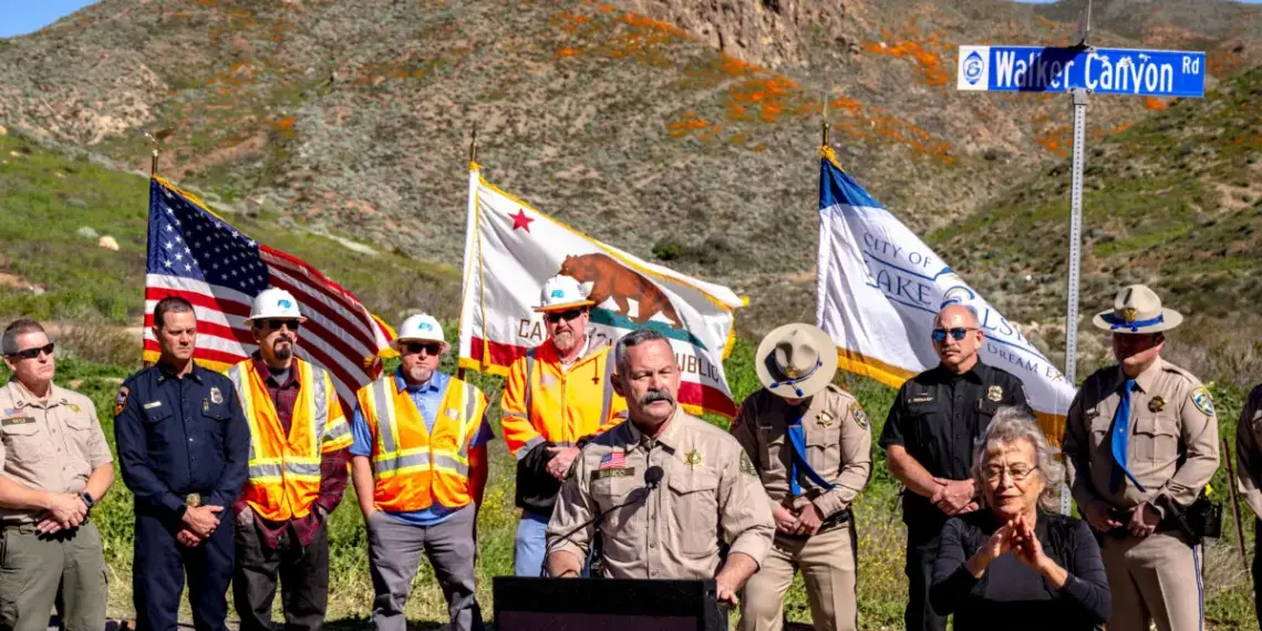 El sheriff del condado de Riverside, Chad Bianco, habla en una conferencia de prensa en Lake Elsinore, California, el 7 de febrero de 2023. Los funcionarios anunciaron el cierre de los campos de amapola en Walker Canyon hasta que disminuya la floración de flores silvestres. (Watchara Phomicinda/The Orange County Register vía AP)