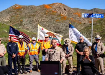 El sheriff del condado de Riverside, Chad Bianco, habla en una conferencia de prensa en Lake Elsinore, California, el 7 de febrero de 2023. Los funcionarios anunciaron el cierre de los campos de amapola en Walker Canyon hasta que disminuya la floración de flores silvestres. (Watchara Phomicinda/The Orange County Register vía AP)
