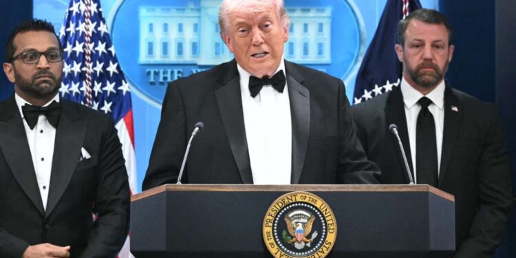 Trump utiliza tiroteo en cena de corresponsales para impulsar la construcción de salones de baile