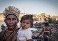 Padre e hijo en la ocupación Munduruku de la presa de Sao Manoel, Brasil.