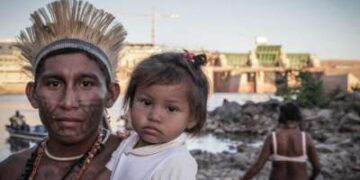 Padre e hijo en la ocupación Munduruku de la presa de Sao Manoel, Brasil.