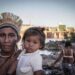 Padre e hijo en la ocupación Munduruku de la presa de Sao Manoel, Brasil.