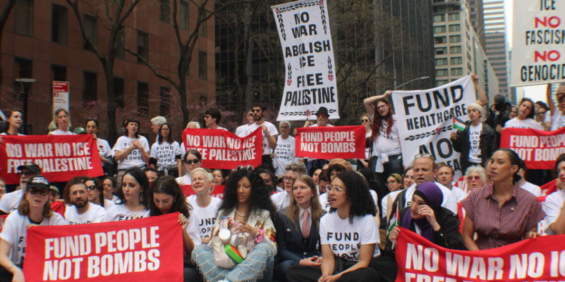 Una acción masiva apunta a Schumer y Gillibrand antes de la votación del Senado sobre la ayuda a Israel