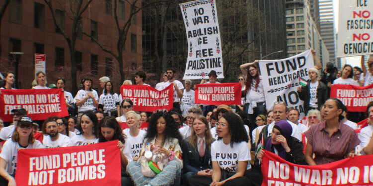 Una acción masiva apunta a Schumer y Gillibrand antes de la votación del Senado sobre la ayuda a Israel