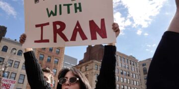 Una nueva encuesta muestra que 6 de cada 10 estadounidenses quieren el fin de la guerra con Irán lo antes posible