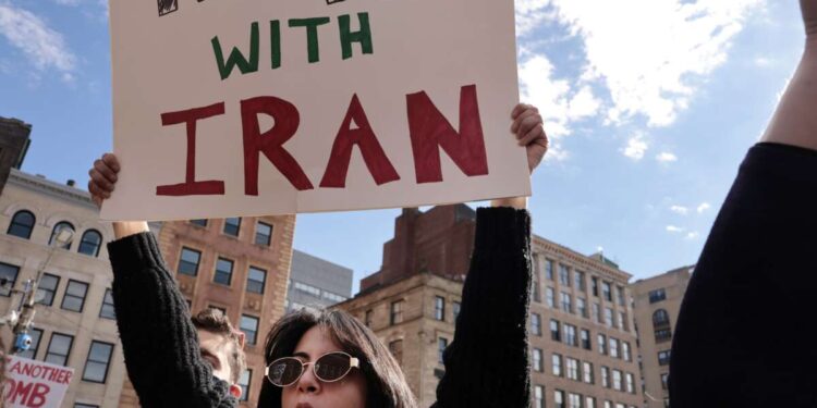 Una nueva encuesta muestra que 6 de cada 10 estadounidenses quieren el fin de la guerra con Irán lo antes posible