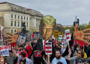Manifestantes en apoyo de Palestina participan en una protesta Let Gaza Live en Washington, DC, el 5 de abril de 2025.