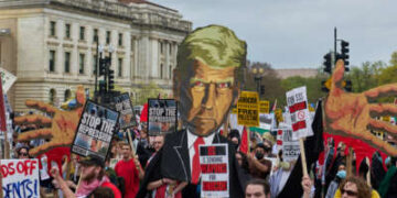 Manifestantes en apoyo de Palestina participan en una protesta Let Gaza Live en Washington, DC, el 5 de abril de 2025.
