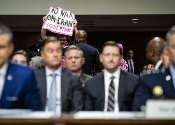 Warren descubre que Hegseth se contradice sobre el supuesto comercio de acciones militares