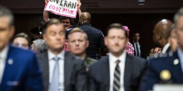 Warren descubre que Hegseth se contradice sobre el supuesto comercio de acciones militares