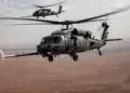 Un HH-60G Pave Hawk de la Fuerza Aérea de EE. UU. asignado al 46.º Escuadrón de Rescate Expedicionario reposta combustible desde un HC-130J Combat King II de la Fuerza Aérea de EE. UU., mientras opera sobre el área de responsabilidad del Comando Central de EE. UU. el 30 de mayo de 2023. (Sargento Harrison Winchell/Fuerza Aérea de EE. UU.)