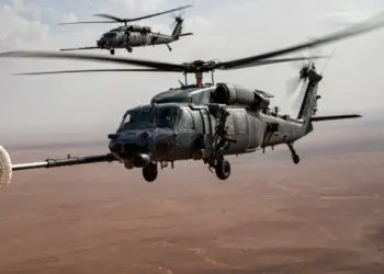 Un HH-60G Pave Hawk de la Fuerza Aérea de EE. UU. asignado al 46.º Escuadrón de Rescate Expedicionario reposta combustible desde un HC-130J Combat King II de la Fuerza Aérea de EE. UU., mientras opera sobre el área de responsabilidad del Comando Central de EE. UU. el 30 de mayo de 2023. (Sargento Harrison Winchell/Fuerza Aérea de EE. UU.)