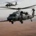 Un HH-60G Pave Hawk de la Fuerza Aérea de EE. UU. asignado al 46.º Escuadrón de Rescate Expedicionario reposta combustible desde un HC-130J Combat King II de la Fuerza Aérea de EE. UU., mientras opera sobre el área de responsabilidad del Comando Central de EE. UU. el 30 de mayo de 2023. (Sargento Harrison Winchell/Fuerza Aérea de EE. UU.)