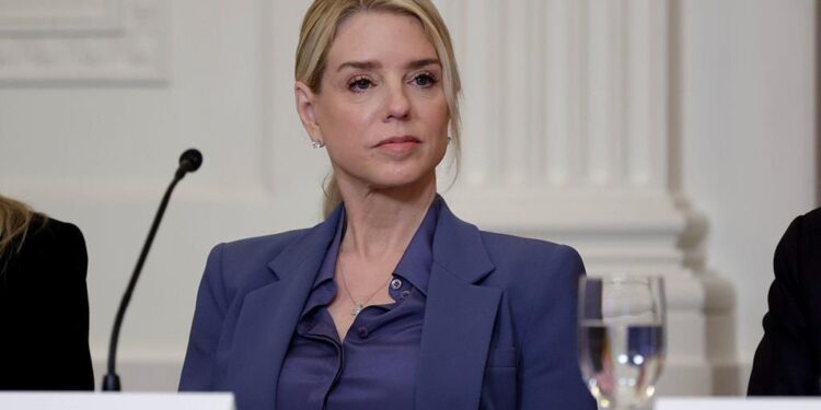 ¿Por qué Trump despidió a Pam Bondi? Se revela el papel de Epstein en los archivos