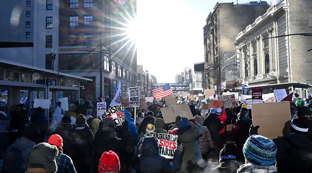 ¿Qué es lo que más temen los autoritarios? Personas que se defienden unas a otras.