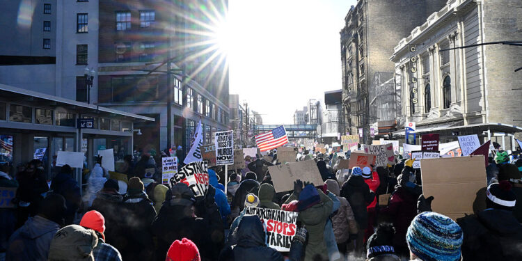 ¿Qué es lo que más temen los autoritarios? Personas que se defienden unas a otras.
