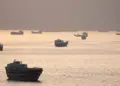 Barcos y embarcaciones en el Estrecho de Ormuz, Musandam, Omán, el 1 de mayo de 2026. (Reuters)
