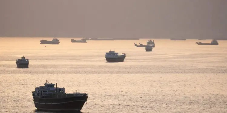 Barcos y embarcaciones en el Estrecho de Ormuz, Musandam, Omán, el 1 de mayo de 2026. (Reuters)