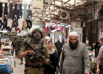 Cisjordania enfrenta una crisis económica mientras Israel retiene ingresos fiscales y permisos de trabajo