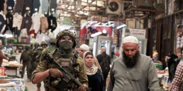 Cisjordania enfrenta una crisis económica mientras Israel retiene ingresos fiscales y permisos de trabajo