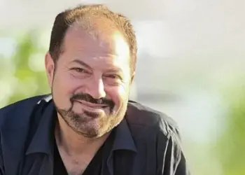 Agentes federales de inmigración transportaron a Salah Sarsour a cientos de millas de distancia de su familia a una cárcel del condado de Indiana que tiene contrato con ICE, donde Sarsour permanece encarcelado hoy mientras los abogados solicitan su liberación.