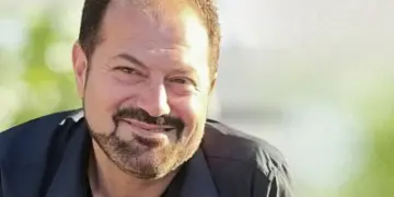 Agentes federales de inmigración transportaron a Salah Sarsour a cientos de millas de distancia de su familia a una cárcel del condado de Indiana que tiene contrato con ICE, donde Sarsour permanece encarcelado hoy mientras los abogados solicitan su liberación.