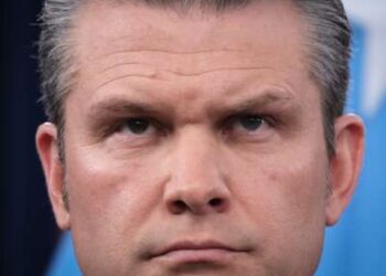 El secretario de Guerra de Estados Unidos, Pete Hegseth, responde preguntas durante una conferencia de prensa en el Pentágono el 31 de marzo de 2026 en Arlington, Virginia.