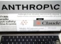 Las páginas del sitio web de Anthropic y los logotipos de la empresa se muestran en una pantalla de computadora en Nueva York el 26 de febrero de 2026. (Foto AP/Patrick Sison)