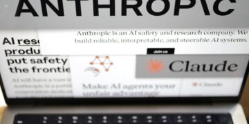 Las páginas del sitio web de Anthropic y los logotipos de la empresa se muestran en una pantalla de computadora en Nueva York el 26 de febrero de 2026. (Foto AP/Patrick Sison)
