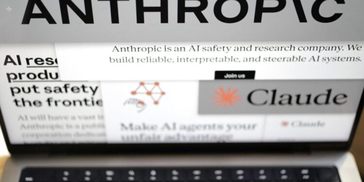 Las páginas del sitio web de Anthropic y los logotipos de la empresa se muestran en una pantalla de computadora en Nueva York el 26 de febrero de 2026. (Foto AP/Patrick Sison)
